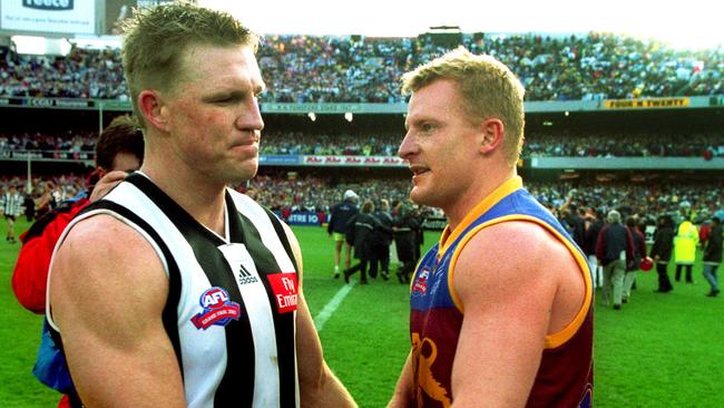 #### ALERT ALERT #### BEFORE REUSE OF THIS IMAGE CHECK CONTENT AND COPYRIGHT ISSUES WITH THE /PICTURE /DESK- 28 Sept 2002 Michael Voss shakes Nathan Buckley's hand. AFL Grand Final. Bris Lions vs Collingwood at MCG. profile sport