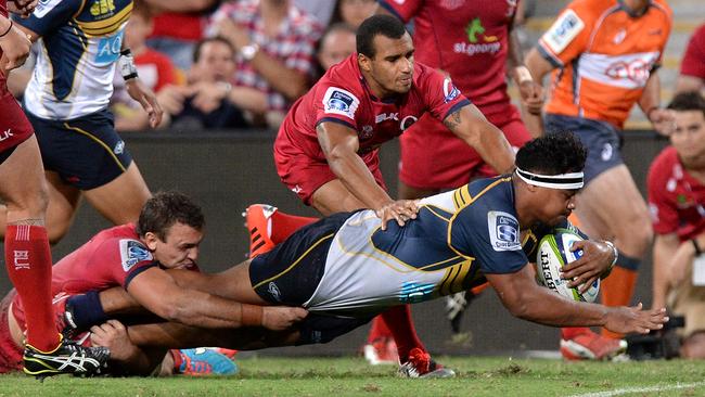 Ita Vaea of the Brumbies scores a try.