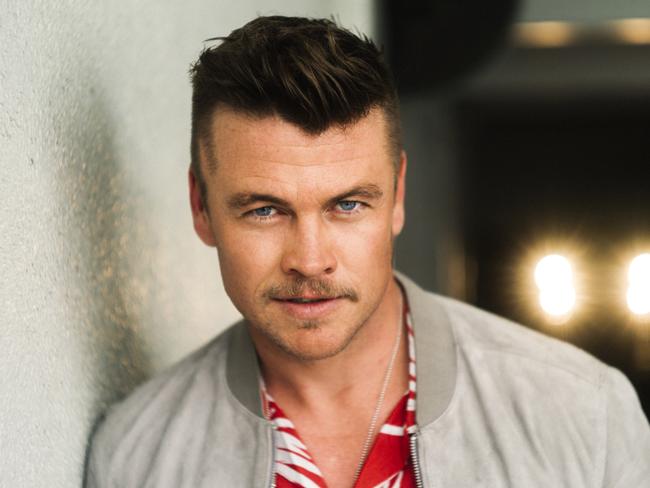 Luke Hemsworth is getting rave reviews for his Westworld role.