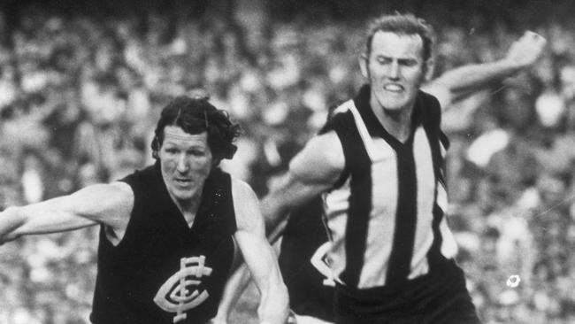 John Goold in pursuit of the ball. 1970 Grand Final. Carlton v Collingwood. MCG. Neg: CJ26641