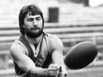 West Torrens footballer Robert (Bob) Enright training at Thebarton 22 Apr 1982. (Pic by staff photographer Tony Lewis)