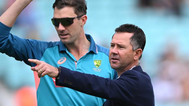 Ricky Ponting telling Pat Cummins where to aim for Dinesh Karthik. Photo by Stu Forster/Getty Images.