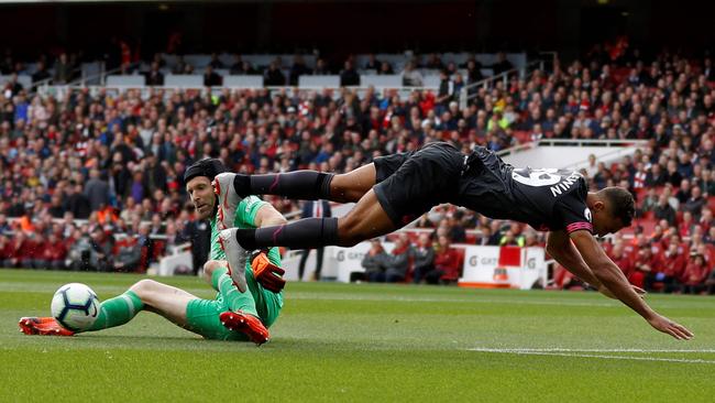 Arsenal's Czech goalkeeper Petr Cech (left) vies with Everton's English striker Dominic Calvert-Lewin (right) during the English Premier League football match between Arsenal and Everton at the Emirates Stadium in London. Photo: AFP