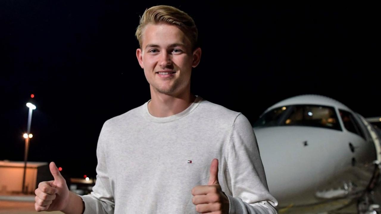 De Ligt lands on a private jet ahead of his move to Juventus.