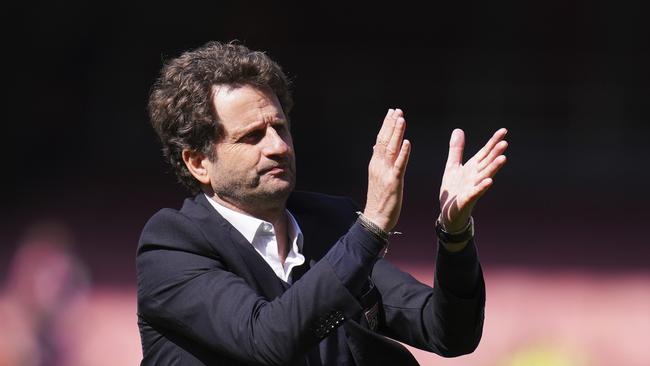 Lyon coach Joe Montemurro applauds the fans at the end of the women's Champions League semifinals, first leg, soccer match between Arsenal FC and Olympique Lyonnais at the Arsenal Stadium, in London, Saturday, April 19, 2025. (AP Photo/Kirsty Wigglesworth)