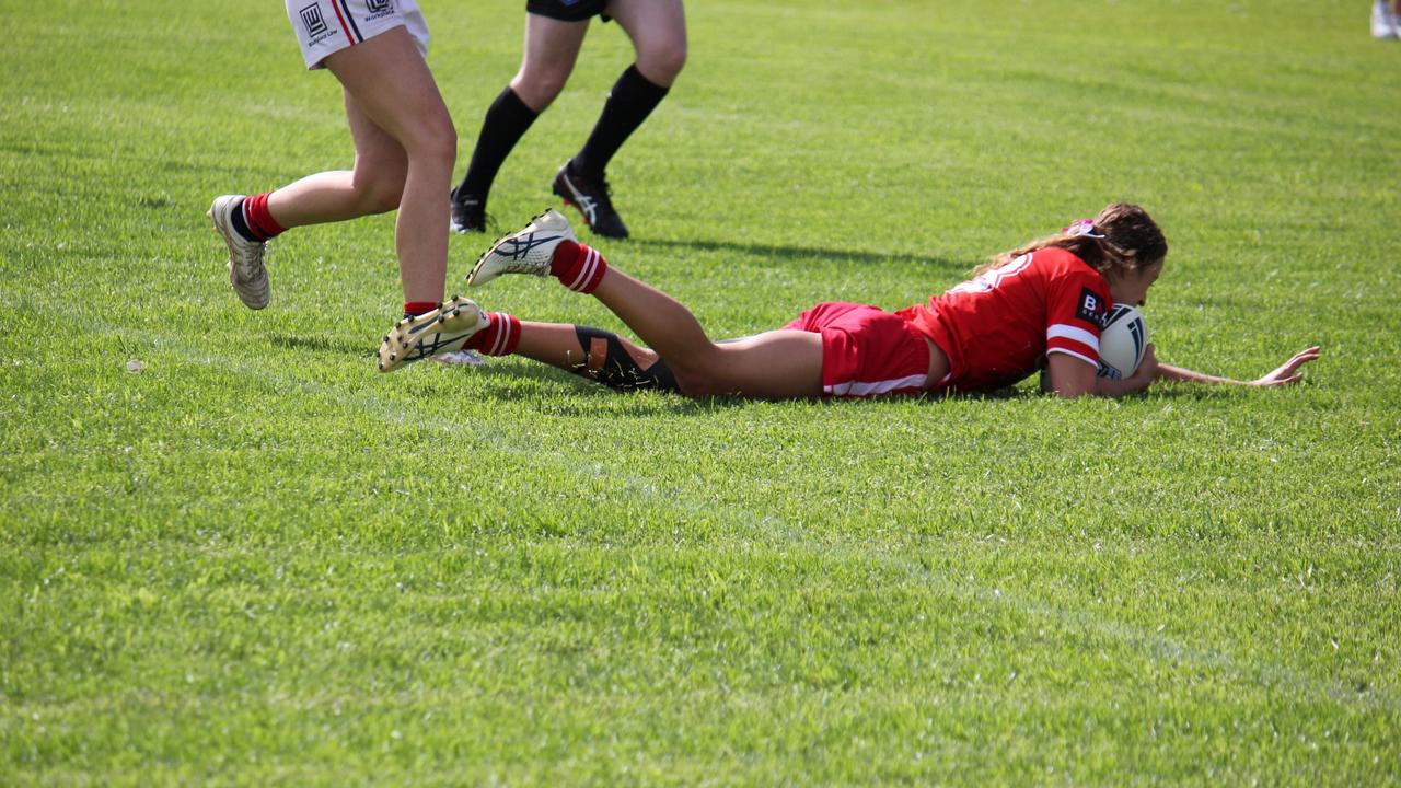 Tahlia O'Brien scores a try for the Illawarra Steelers Lisa Fiaola Cup side. Picture: Kevin Merrigan