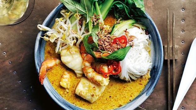 Try this spicy seafood laksa.