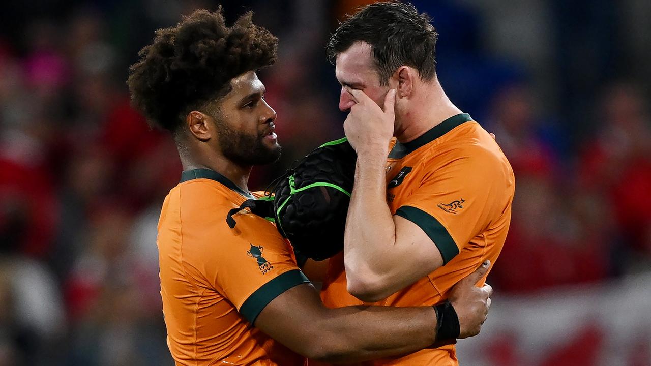 Rob Valetini consoles Nick Frost. Photo by Hannah Peters/Getty Images)