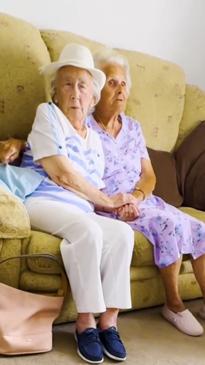 Adorable moment friends of 88 years meet for the first time in six years