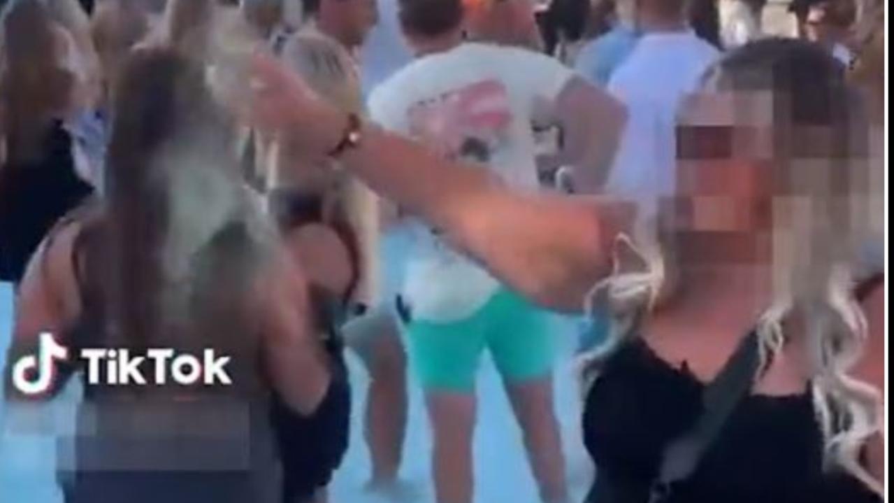 Ushuaia Ibiza: Kadın kardeşinin küllerini havuza saçarken görüntülendi