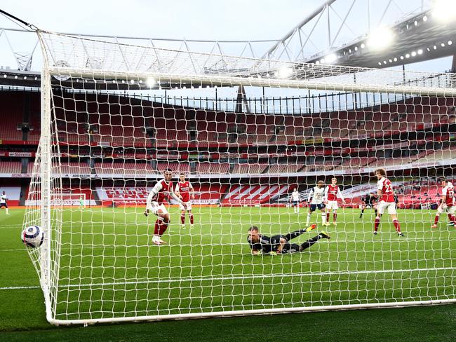 LONDON, ENGLAND - MARCH 14: Erik Lamela of Tottenham Hotspur scores their side's first goal past Bernd Leno of Arsenal during the Premier League match between Arsenal and Tottenham Hotspur at Emirates Stadium on March 14, 2021 in London, England. Sporting stadiums around the UK remain under strict restrictions due to the Coronavirus Pandemic as Government social distancing laws prohibit fans inside venues resulting in games being played behind closed doors. (Photo by Julian Finney/Getty Images)