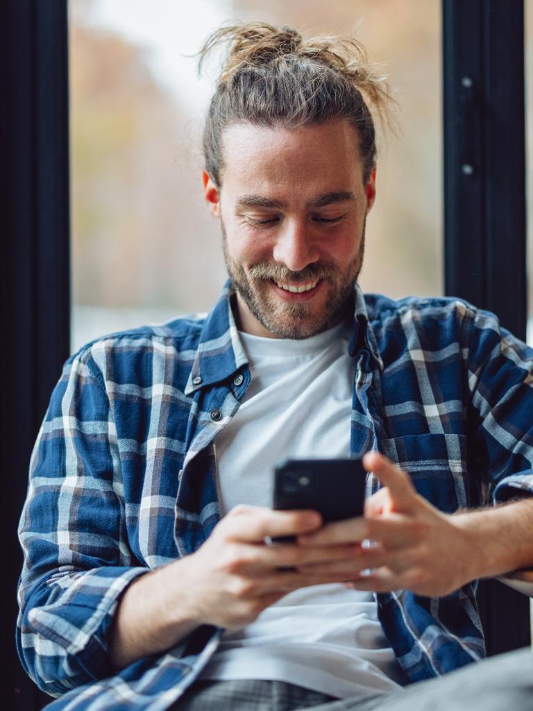 Narcissus will often send incomplete, anxiety-inducing texts. Picture: iStock