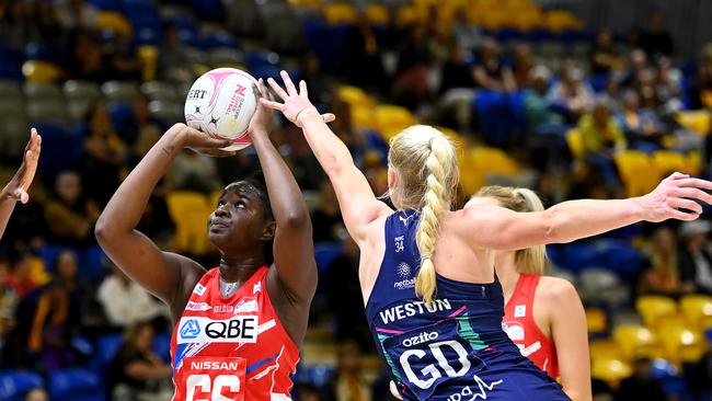 SUNSHINE COAST, AUSTRALIA – SEPTEMBER 08: Sam Wallace of the Swifts shoots during the round 11 Super Netball match between the NSW Swifts and the Melbourne Vixens at University of Sunshine Coast Stadium on September 08, 2020 in Sunshine Coast, Australia. (Photo by Bradley Kanaris/Getty Images)