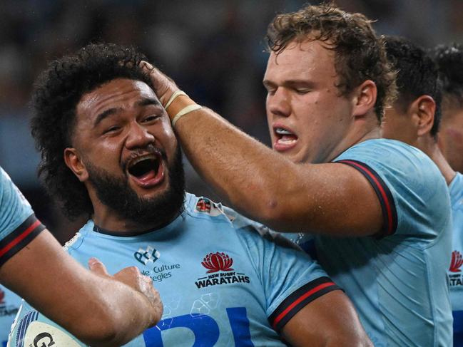 The Waratahs' Mahe Vailanu (C) celebrates with his teammates after scoring a try during the Super Rugby match between the New South Wales Waratahs and New Zealand's Highlanders at the Allianz Stadium in Sydney on April 28, 2023. (Photo by SAEED KHAN / AFP) / -- IMAGE RESTRICTED TO EDITORIAL USE - STRICTLY NO COMMERCIAL USE --