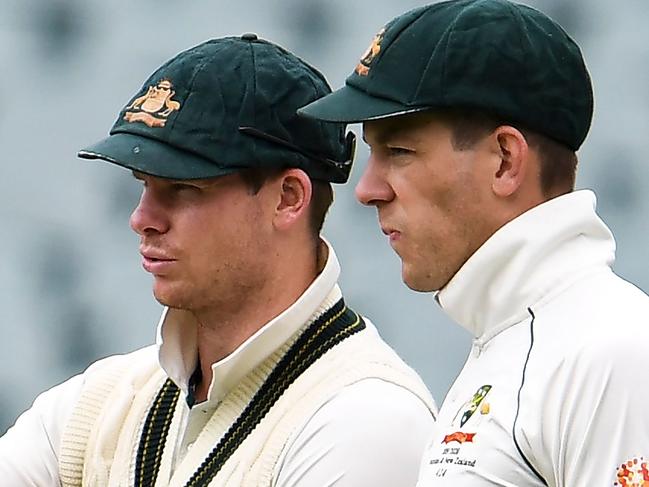 Australia's Steve Smith (L) speaks with captain Tim Paine (R) on the third day of the second cricket Test match against Pakistan in Adelaide on NDecember 1, 2019. (Photo by William WEST / AFP) / -- IMAGE RESTRICTED TO EDITORIAL USE - STRICTLY NO COMMERCIAL USE --