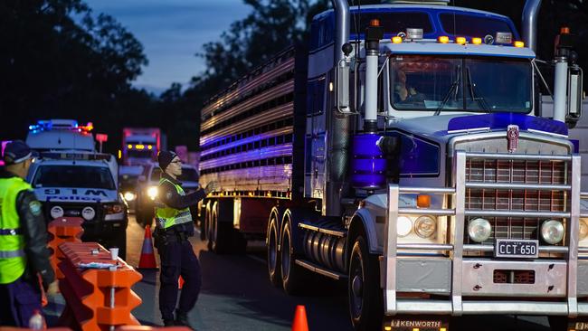 Vehicles crossing into NSW from VIC at the Howlong police roadblock on Thursday. Picture: Simon Dallinger/NCA NewsWire