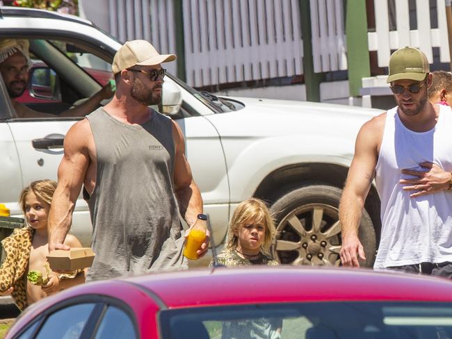 *** FEES APPLY - DT ONLY - MUST CREDIT MEDIA-MODE ** Family Time for Hemsworth Brothers - Chris, Liam and Luke Hemsworth enjoy some family time back home in Byron Bay this weekendEXCLUSIVE6 February 2021Ã‚Â©MEDIA-MODE.COM