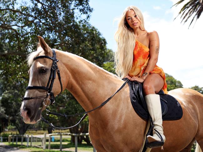 DAILY TELEGRAPH. OCTOBER 31, 2024. Pictured is American Country Singer Tanner Adell with William the horse at Centennial Park today. Tanner is in town for the Ridin Hearts Country Music Festival. Picture: Tim Hunter.