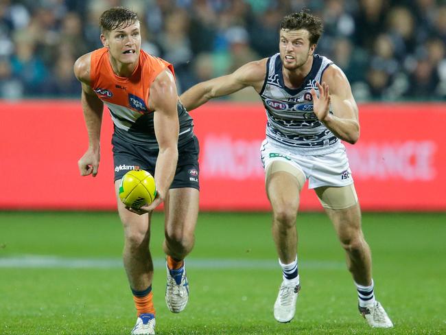 GEELONG, AUSTRALIA - JUNE 04: Adam Tomlinson of the Giants handballs during the round 11 AFL match between the Geelong Cats and the Greater Western Sydney Giants at Simonds Stadium on June 4, 2016 in Geelong, Australia. (Photo by Darrian Traynor/Getty Images)
