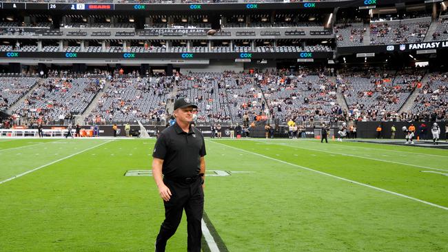 Jon Gruden of the Las Vegas Raiders walks off Allegiant Stadium for the final time. Photo by Ethan MILLER / GETTY IMAGES NORTH AMERICA / AFP.