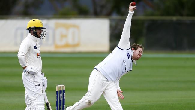 Jarrod Freeman of Lindisfarne bowls during a CTPL match against Kingborough last season. Picture: MATT THOMPSON