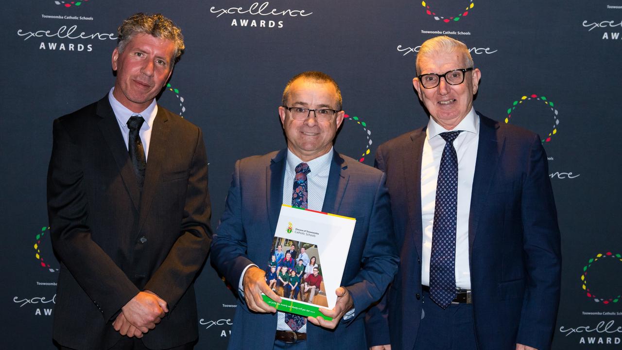 Award recipient Kort Gooman (centre) with Bill Thomson and Dr Pat Coughlan.