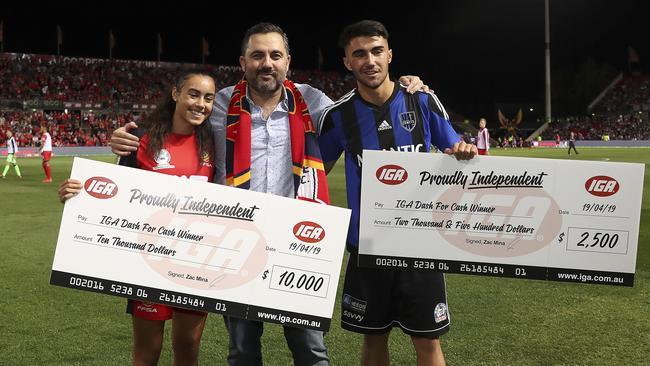 IGA General Manager Zac Mina with the IGA Dash for Cash winners Emilia Murray and Taki Tsialofas. Picture: SARAH REED