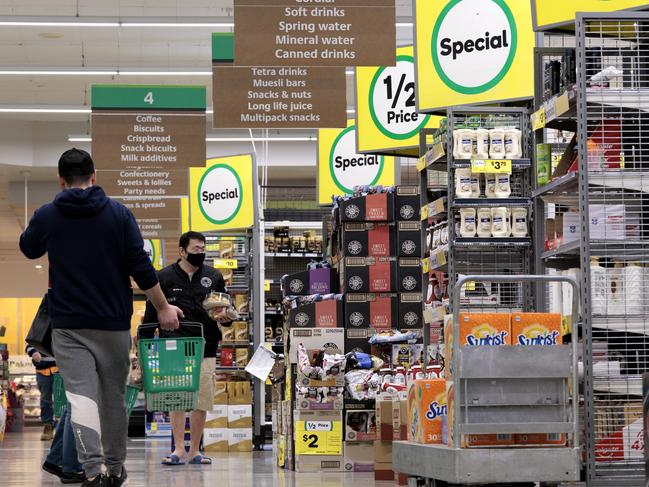 MELBOURNE APRIL, 18, 2022: GROCERY PRICES  The cost of groceries are accelerating quickly at Australian supermarkets, but one major chain is faring better than its biggest competitor. Grocery prices at Woolworths increased by 4.3 per cent in the three months to the end of March.Picture: NCA NewsWire / David Geraghty.