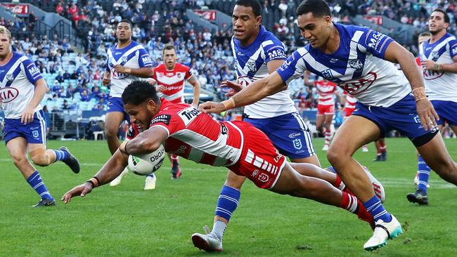 SYDNEY, AUSTRALIA - JUNE 10: Jonus Pearson of the Dragons scores a try during the round 13 NRL match between the Canterbury Bulldogs and the St George Illawarra Dragons at ANZ Stadium on June 10, 2019 in Sydney, Australia. (Photo by Matt King/Getty Images)