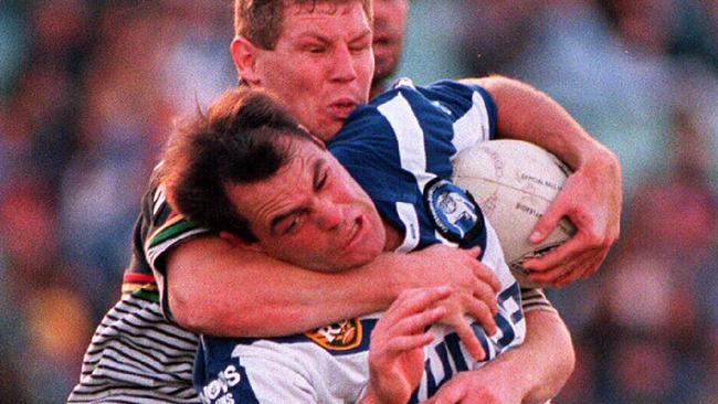 Steve Carter tackles Daryl Halligan, Sydney Bulldogs v Penrith, Winfield Cup 1995.