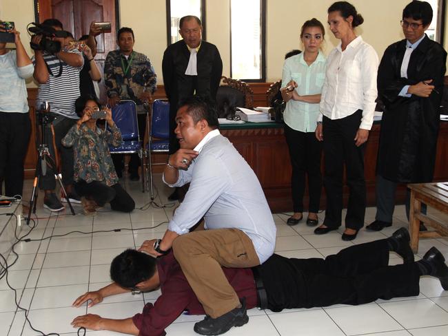 Sulhadi, head of Bali’s criminal police unit, re-enacts what Sara Connor showed him during her interrogation after she was arrested. Picture: Lukman S. Bintoro