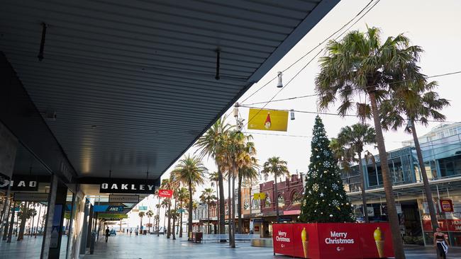 SYDNEY, AUSTRALIA - DECEMBER 23: An empty Manly corso is seen on December 23, 2020 in Sydney, Australia. Sydney's northern beaches is on lockdown, as a cluster of COVID-19 cases continues to grow causing other Australian states and territories to impose restrictions on travel ahead of the Christmas holidays. As the list of venues impacted across Sydney increases, people are encouraged to get tested and isolate. (Photo by Lee Hulsman/Getty Images)