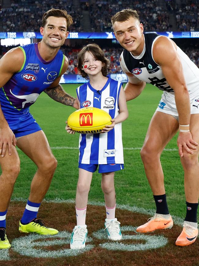 Royal Children’s Hospital ambassador Imogen with captains Jy Simpkin and Patrick Cripps. Picture: Michael Willson/AFL Photos via Getty Images