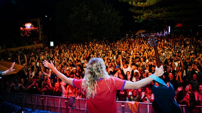 Stephanie Gilmore joins Spiderbait thanking the crowd after playing at the Bonsoy Gold Coast Pro on May 4, 2025 at Burleigh Heads, Queensland, Australia. Photo: Hannah Anderson/World Surf League)