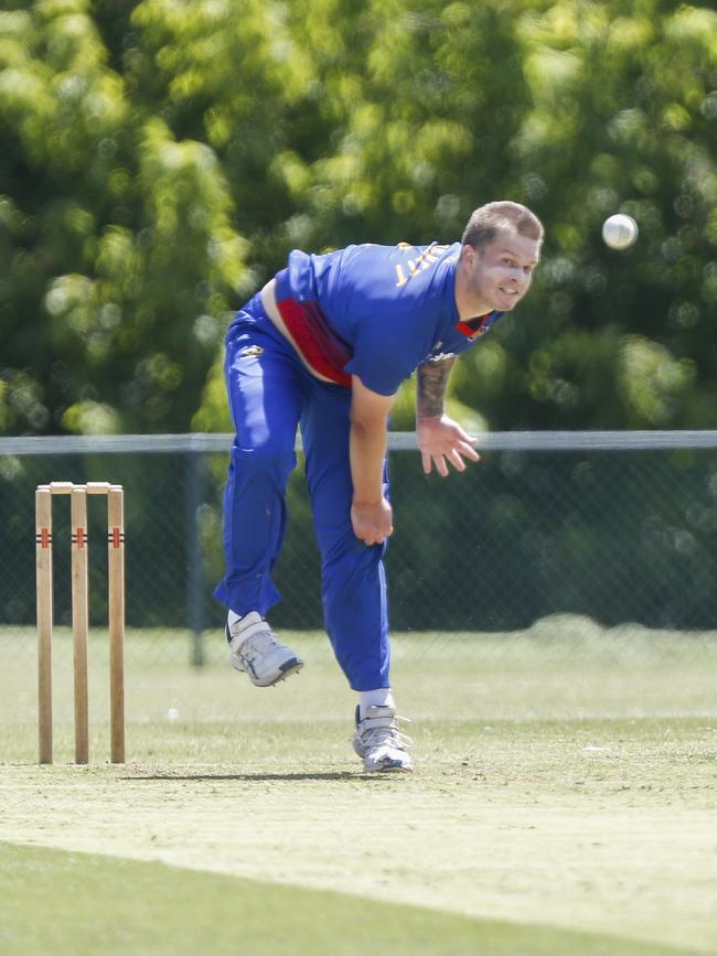 Jackson Mockett bowling for Frankston Peninsula.