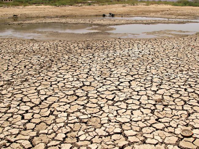 (FILES) In this file photo taken on June 02, 2019 A general view of a lake running dry on a hot summer day near Ajmer on June 2, 2019. - Earth is hotter than it has been in 125,000 years, but deadly heatwaves, storms and floods amplified by global warming could be but a foretaste as planet-heating fossil fuels put a "liveable" future at risk.o concludes the UN Intergovernmental Panel on Climate Change (IPCC), which has started a week-long meeting to distill six landmark reports totalling 10,000 pages prepared by more than 1,000 scientists over the last six years. (Photo by Himanshu SHARMA / AFP)