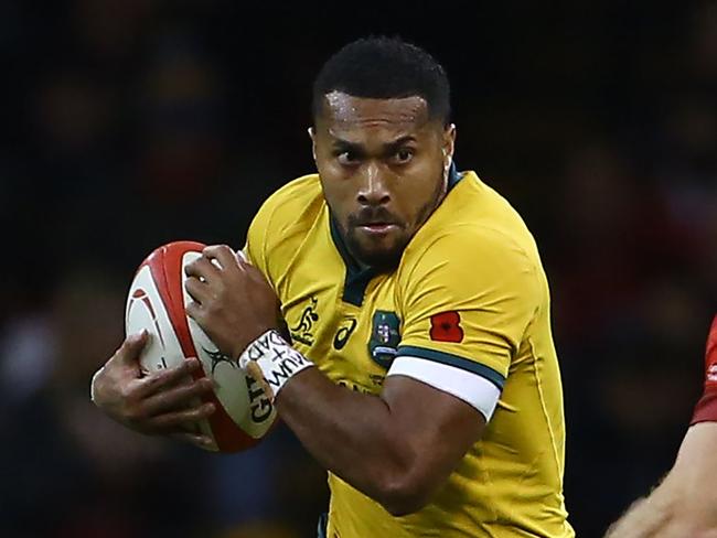 Australia's wing Sefa Naivalu (L) runs with the ball as Wales' scrum-half Gareth Davies prepares to tackle him during the international rugby union test match between Wales and Australia at the Principality stadium in Cardiff, south Wales, on November 10, 2018. (Photo by GEOFF CADDICK / AFP) / RESTRICTED TO EDITORIAL USE -use in books subject to Welsh Rugby Union (WRU) approval