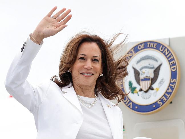 US Vice President and 2024 Democratic presidential candidate Kamala Harris boards Air Force Two as she departs Chippewa Valley Regional Airport on August 7 2024 in Eau Claire, Wisconsin. (Photo by KAMIL KRZACZYNSKI / AFP)