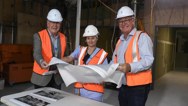 Board chair Tony Mooney, nurse unit manager perioperative and outpatient services Tanya Schafer and member for Mundingburra Les Walker.