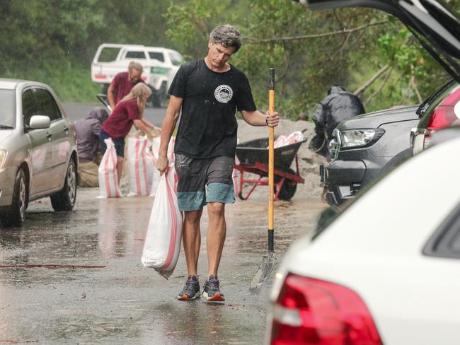 SOUTH GOLDEN BEACH, NSW, AUSTRALIA - NewsWire Photos - MARCH 5 , 2025: Will  Glasson as residents fill sandbags as the community of South Golden Beach braces ahead of the Cat 2 TC Cyclone AlfredÃs arrival this week.Picture: NewsWire / Glenn Campbell