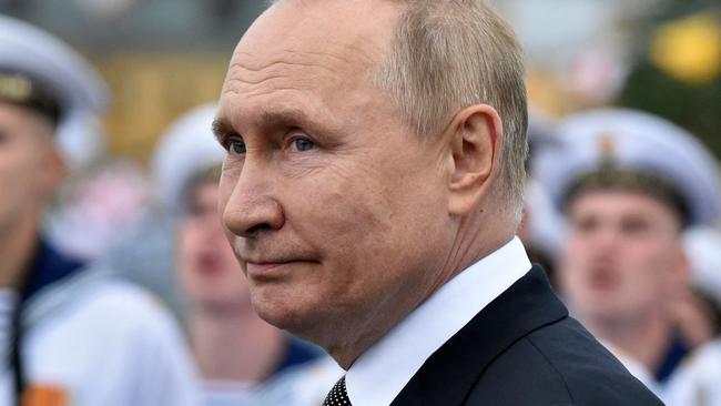 TOPSHOT - Russia's President Vladimir Putin (C) reviews naval troops as he attends the main naval parade marking the Russian Navy Day, in St. Petersburg on July 31, 2022. (Photo by Olga MALTSEVA / AFP)