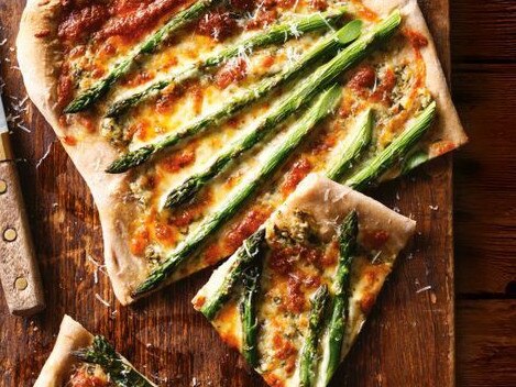 Spelt pizza with asparagus and artichoke pesto.