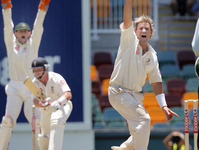 Aust's Shane Warne, (2nd R), appeals to the umpire for the wicket of England's Geraint Jones on the Third day of the first Ashes test vs England at the Gabba, Nov. 25, 2006. (AP PicRob/Griffith) sport cricket action - wicketkeeper Adam Gilchrist in b/g