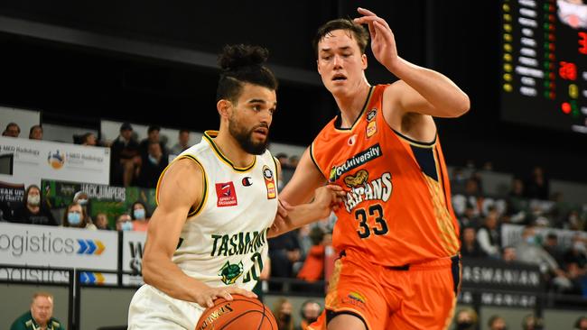 Taipans’ Stephen Zimmerman defends against JackJumpers’ Sam McDaniel in the NBL Blitz match at MyState Bank Arena. (Photo by Steve Bell/Getty Images)