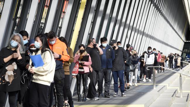 Long queues at the Covid vaccination centre at the Melbourne Convention and Exhibition Centre. Picture: NCA NewsWire / Andrew Henshaw