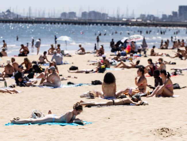 MELBOURNE, AUSTRALIA - NCA NewsWire Photos - 3 FEBRUARY 2024:  People enjoy the hot weather at St. Kilda Beach. Picture: NCA NewsWire / Diego Fedele