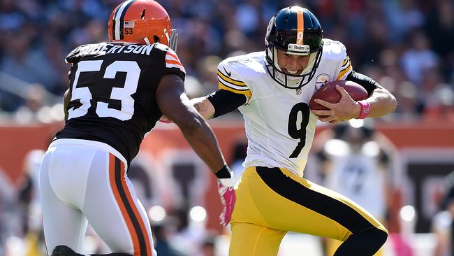 CLEVELAND, OH - OCTOBER 12: Brad Wing #9 of the Pittsburgh Steelers tires to avoid a tackle by Craig Robertson #53 of the Cleveland Browns after a botched field goal snap during the second quarter at FirstEnergy Stadium on October 12, 2014 in Cleveland, Ohio. (Photo by Jason Miller/Getty Images)