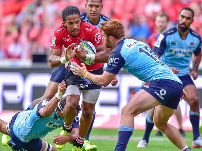 The Waratahs defence moves in on Courtnall Skosan.