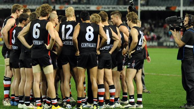 Lyon gets his team in a huddle after the 2011 elimination final loss.