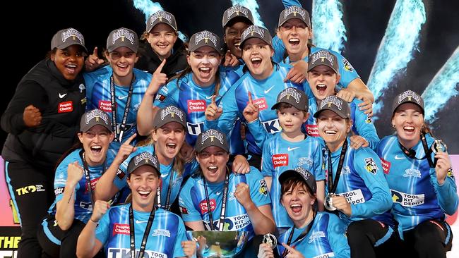 SYDNEY, AUSTRALIA - NOVEMBER 26:  The Strikers celebrate with the trophy after victory during the Women's Big Bash League Final between the Sydney Sixers and the Adelaide Strikers at North Sydney Oval, on November 26, 2022, in Sydney, Australia. (Photo by Mark Kolbe/Getty Images)